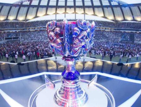 今日RNG对阵AL的比赛中，RNG电子竞技俱乐部 达成了在LPL的第900次出场，排名LPL第一，恭喜RNG！